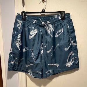 Mens Nike shorts with pockets size large